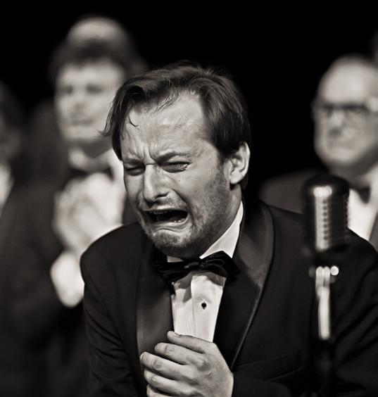 REGINALD ROSE DWUNASTU GNIEWNYCH LUDZI 100 minut oraz Przekład i dramaturgia: JAN CZAPLIŃSKI Reżyseria: RADOSŁAW RYCHCIK Scenografia i kostiumy: ANNA-MARIA KARCZMARSKA Muzyka: MICHAŁ LIS