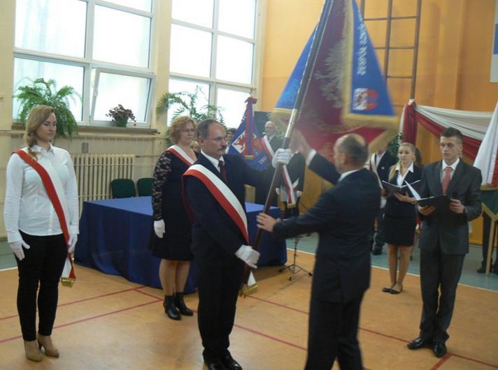Przewodniczący Rady Rodziców przekazuje sztandar na ręce dyrektora Pawła Palczyoskiego