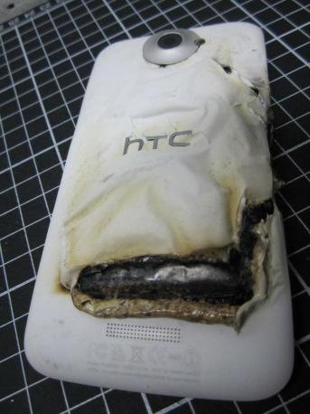 96 Maszyny Elektryczne - Zeszyty Problemowe Nr 2/2016 (110) Fot. 2. Spalony telefon typu smartfon (źródło www) Elektrochemiczne źródła zasilania używane są również w urządzeniach przemysłowych.