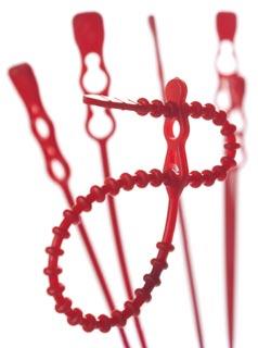Jest to standardowa TRYTYTKA w kolorze naturalnym wyposażona dodatkowo w głowicy zapinkowej w otwór pozwalający na szybkie i praktyczne przymocowanie spinanego elementu do paneli, deski, ściany przy