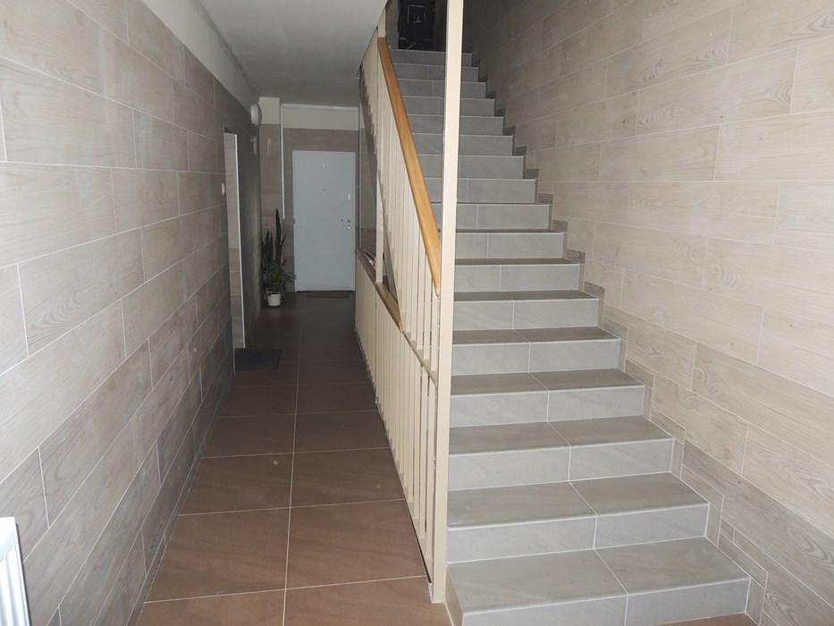 Na balustradach zamontowano pochwyty z twardego lakierowanego drewna w jasnym kolorze.