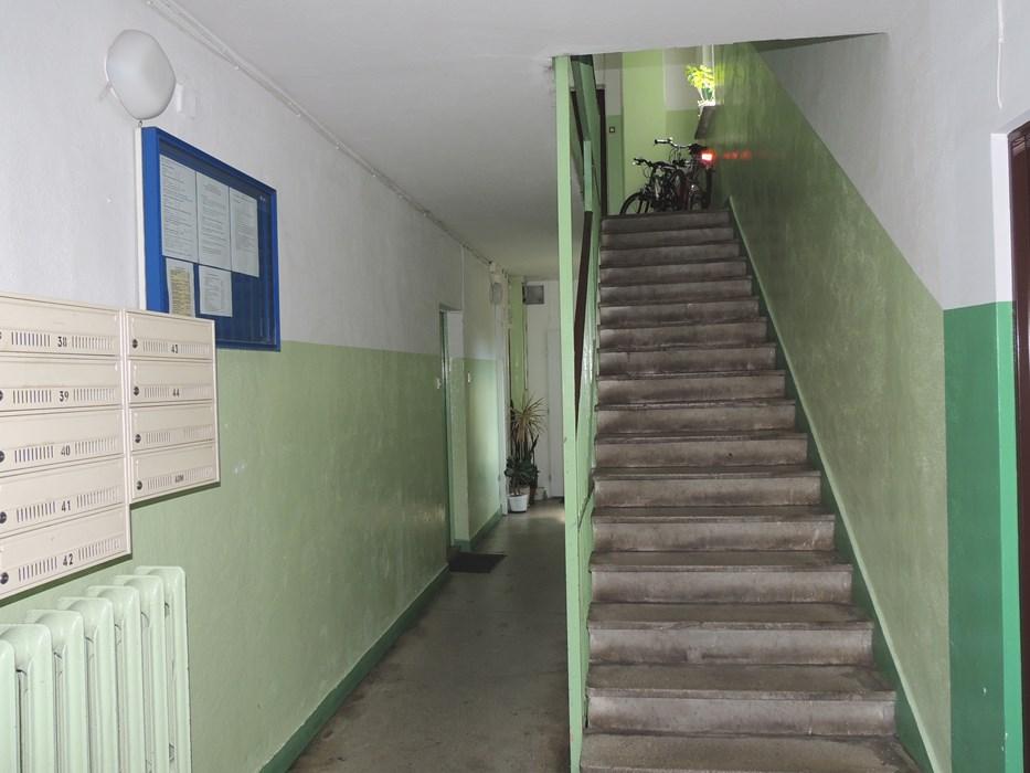 Na nowe wymieniono drzwi wejściowe w przedsionkach klatek schodowych, drzwiczki rewizyjne do szachów elektrycznych, tablice informacyjne, włączniki dzwonkowe i elektryczne.