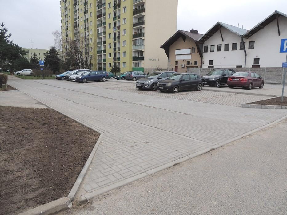 Podczas remontu klatek schodowych uporządkowano kable telewizyjne i inne widoczne kable na ścianach klatek schodowych.