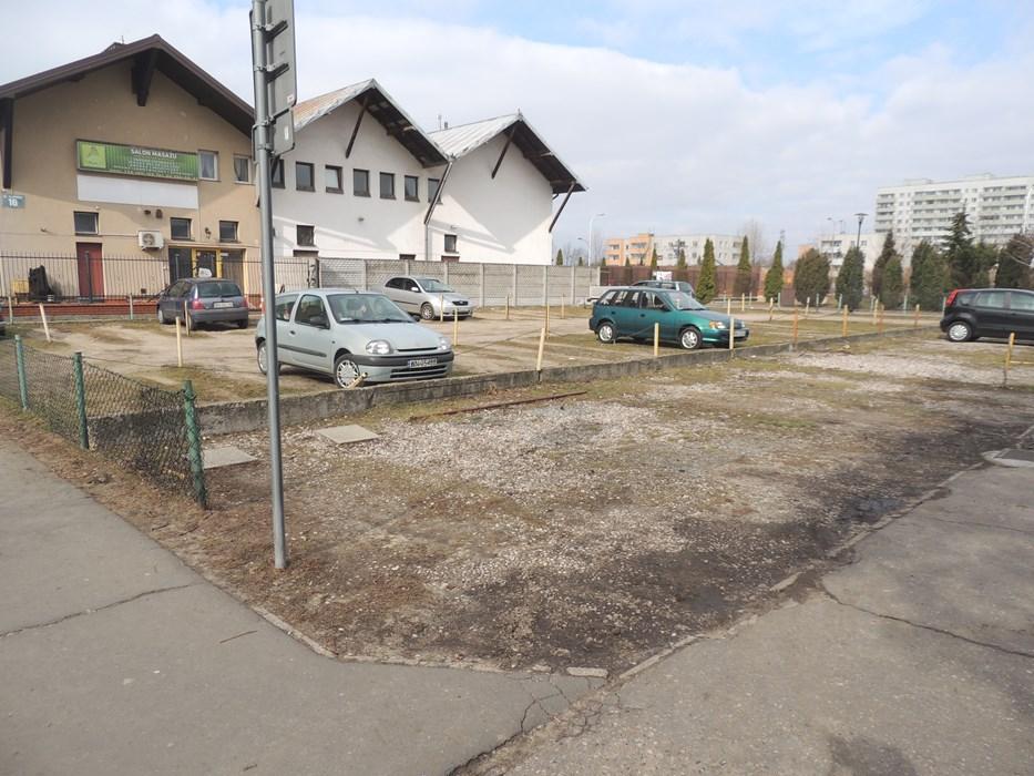 Drzwiczki do skrzynek elektrycznych i hydrantów, włączniki dzwonkowe i elektryczne oraz tablice informacyjne wymieniono na nowe.