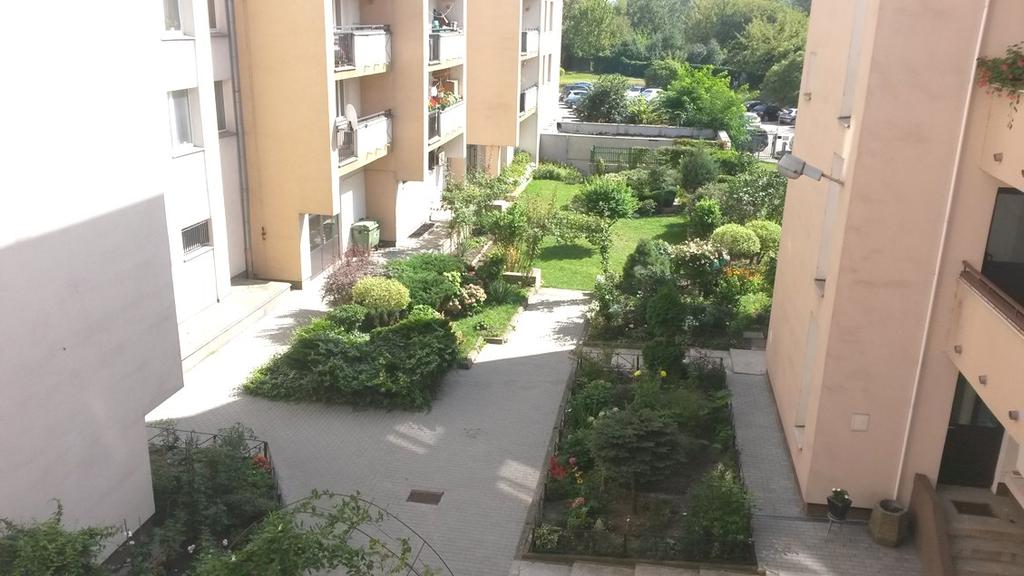 Osiedle Generalska W Osiedlu Generalska kontynuowane są prace związane z remontem elewacji budynków. W bieżącym roku wykonano docieplenie budynków przy ul. Kuflewskiej 4 i Janinówce 9A.