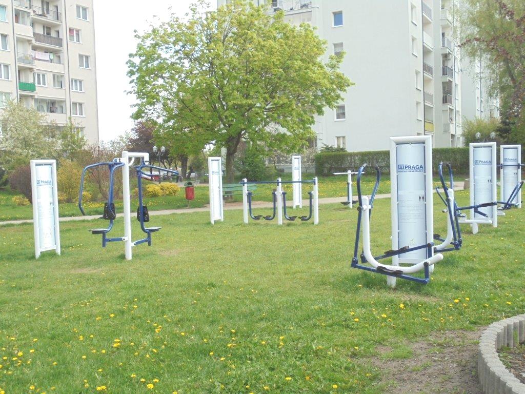 Na ładnie zazielenionym terenie, znajdującym się na tyłach budynków przy ulicy Askenazego, została wybudowana siłownia na świeżym powietrzu.