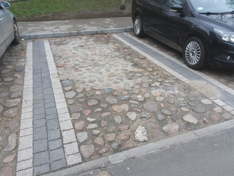 Tradycyjne oświetlenie wymieniono na nowoczesne, energooszczędne z czujnikami ruchu, co pozwala na swobodne poruszanie się mieszkańców bez konieczności szukania włącznika.