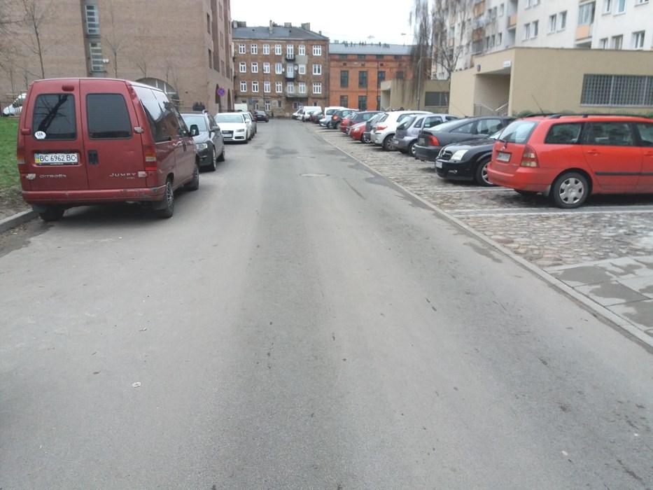 Przy okazji tych prac dokonano wymiany włączników dzwonkowych na nowe, bardziej estetyczne. Domofon został przystosowany do możliwości zmiany zabezpieczenia wejścia do budynku na pastylki tzw. CHIP.