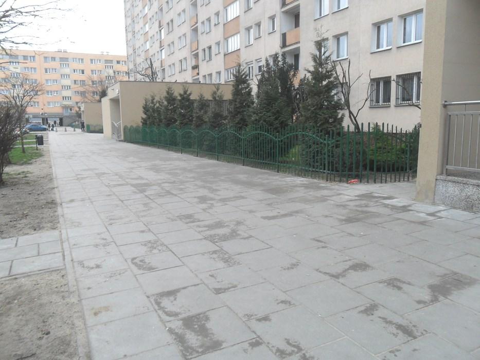 Wykonane remonty w istotny sposób poprawiły stan nawierzchni w tej części osiedla poprawiając zara- zem bezpieczeństwo i wygodę korzystania z dróg i chodników.