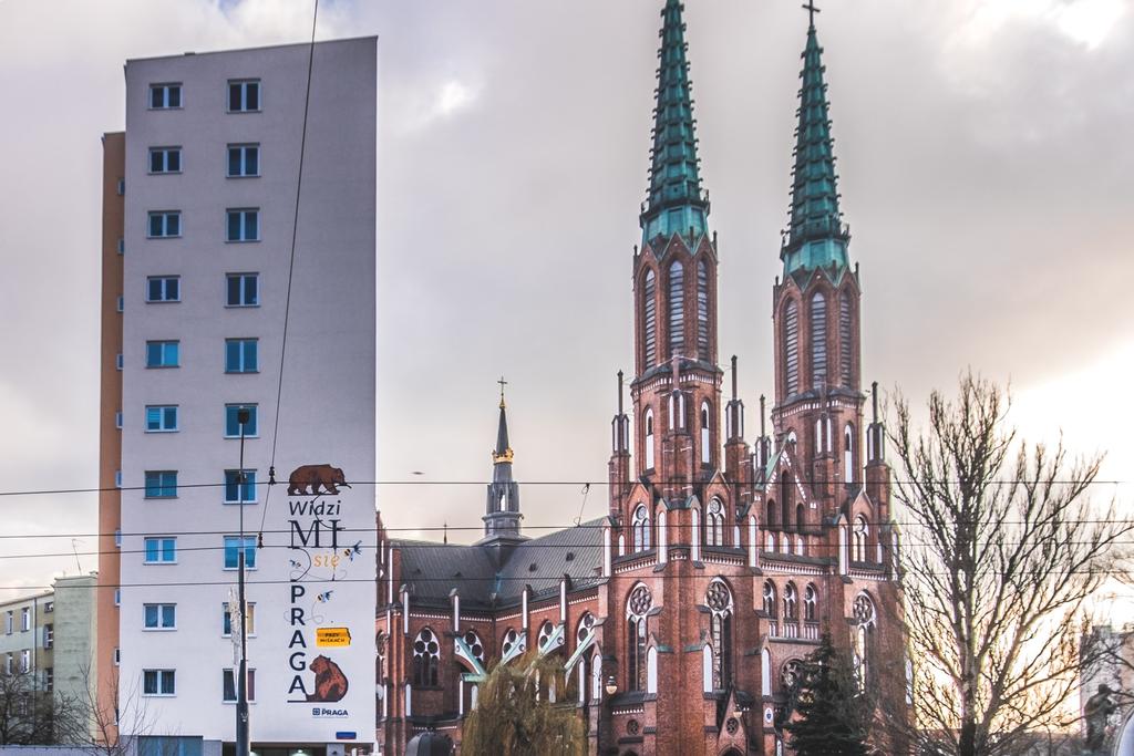 Wizerunek jamnika ma przypominać, iż jest to najdłuższy budynek Warszawy.