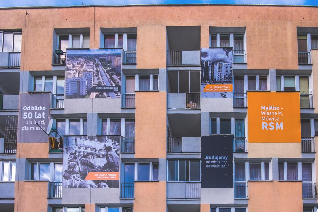 Teraz, dzięki decyzji Zarządu RSM Praga i pomysłodawczyni projektu Annie Dobosz, budynek uhonorowany został wystawą zdjęć z zasobów Spółdzielni.