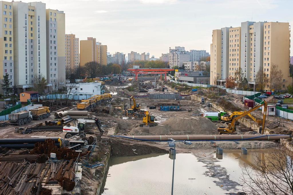 Wykonano 90% płyty peronu. Wykonano 75% murów w głównych pomieszcze- niach technologicznych. Kontynuowano budowę uziemienia korpusu stacji oraz połączeń wyrównawczych.