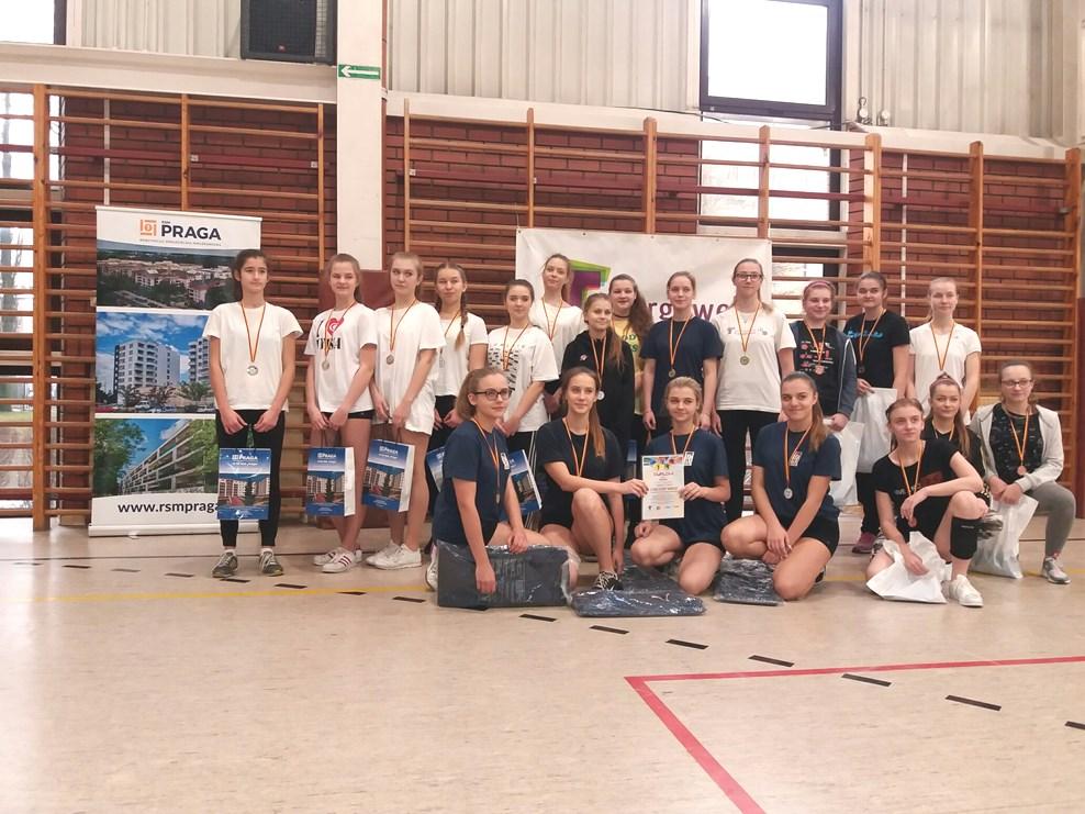 Poniżej wykaz zwycięzców Turnieju: W Grupie A (dziewczęta Gimnazjum) na podium stanęły: 1 miejsce ZŁOTA ÓSEMKA, 2 miejsce WE CAN PLAY, 3 miejsce