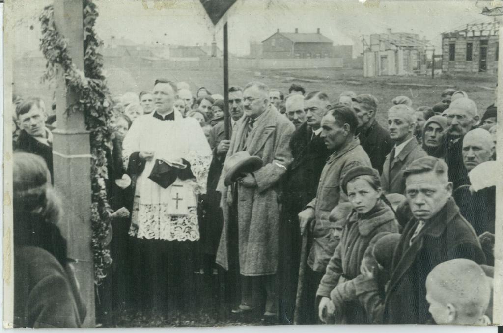 W 1938 roku w miejscu obecnego kościoła Świętej Rodziny stanął wysoki krzyż Teren pod koscioł ofiarował przed II wojną swiatową Zygmunt Jorski, własciciel folwarku Zacisze (na zdjęciu z kapeluszem w