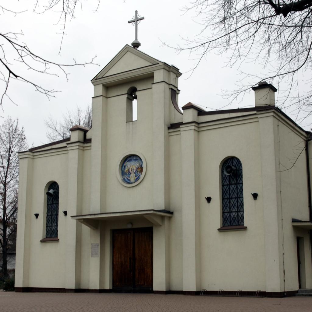 Wieloletnie utrudnienia w staraniach o uzyskanie pozwolenia na rozbudowę, brak materiałow budowlanych oraz funduszy z koniecznosci ograniczyły mozliwosci remontowe.