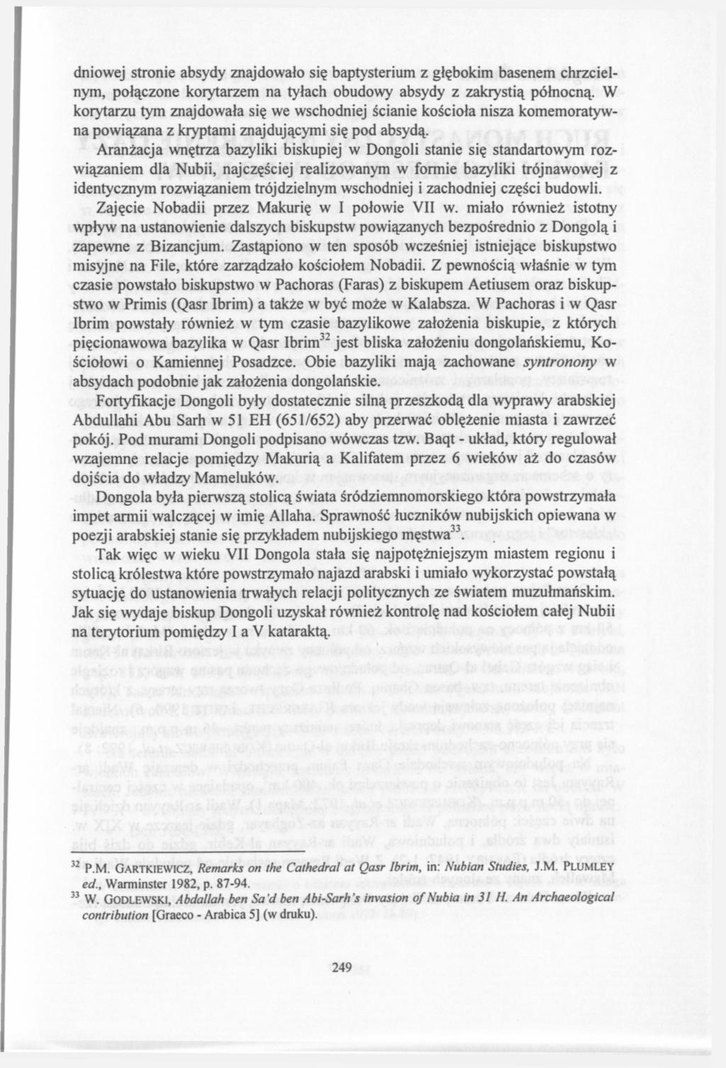 dniowej stronie absydy znajdowało się baptysterium z głębokim basenem chrzcielnym, połączone korytarzem na tyłach obudowy absydy z zakrystią północną.