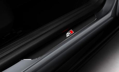 8 TSI 4Drive Dwie chromowane końcówki układu wydechowego Dedykowane zderzaki Relingi dachowe w kolorze srebrnym Przyciemniane szyby Spojlery boczne z tyłu pojazdu (na bokach drzwi bagażnika) Tylny