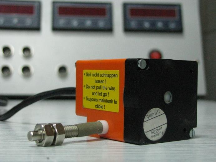 Jest to najmniejszy dostępny czujnik w laboratorium, cechuje się najmniejszym zakresem pomiarowym 50mm-300mm i dokładnością 8% wartości zmierzonej. Rozdzielczość czujnika wynosi 1mm.