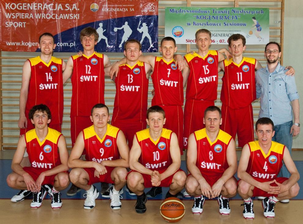 Stoją od lewej: Stanisław Korytowski, Przemysław Styrna, Paweł Małodobry, Michał Mich, Mateusz Nowak, Maciej Jacyna, Zbigniew Jurczak trener.