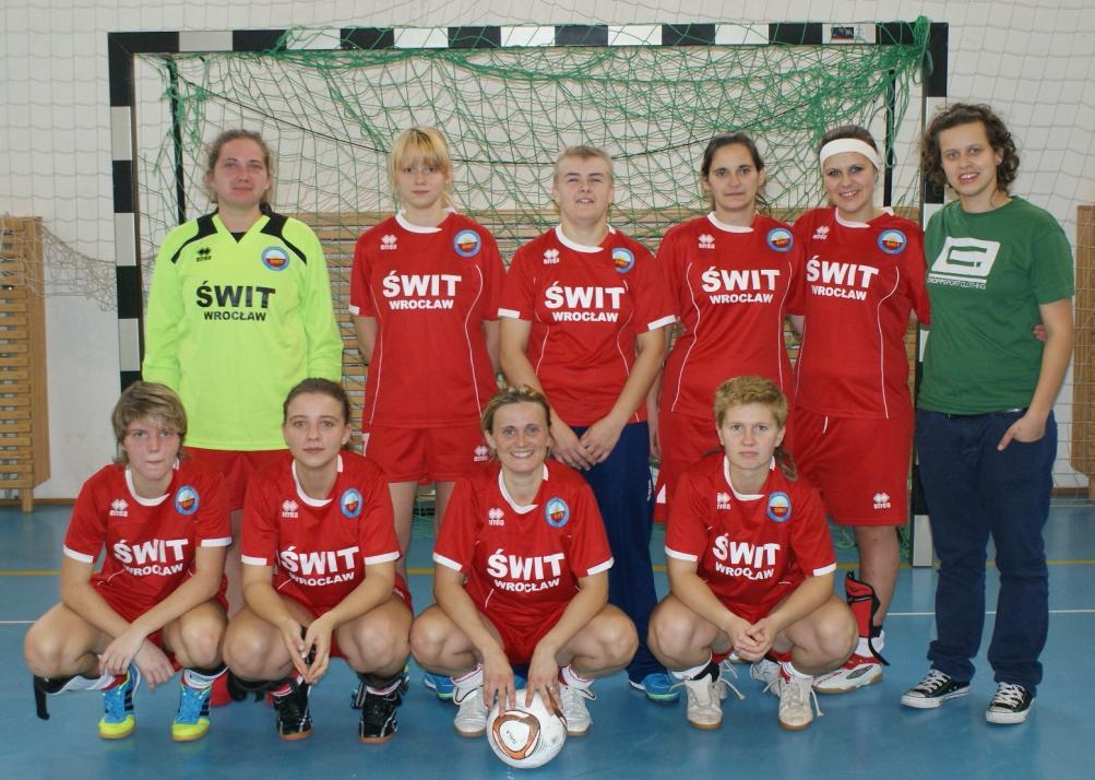 25. Finał Mistrzostw Polski Niesłyszących w halowej piłki nożnej seniorek i seniorów w dniach 28-30 października 2011 r. w Warszawie. Mecze rozgrywano systemem każdy z każdym.