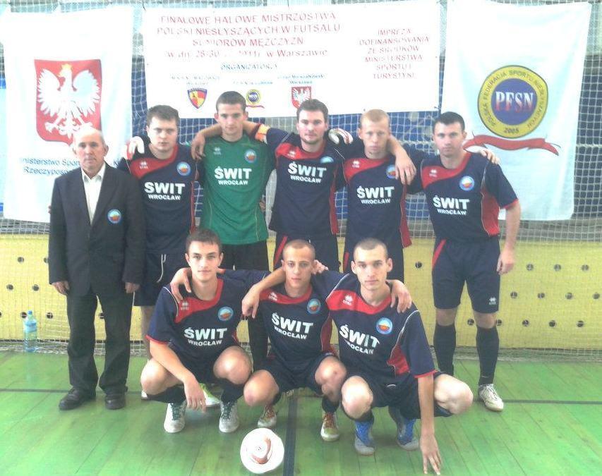 Stoją od lewej: Jan Kucharski kierownik sekcji piłki nożnej, Jarosław Antoniak, Paweł Dyga, Paweł Kucharski, Piotr Jemioło, Rafał Mogielnicki.