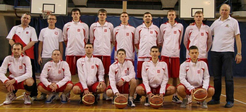 Kleczą od lewej: Paweł Dyga, Mariusz Klatka, Patryk Malczyk, Damian Kamiński. 31.