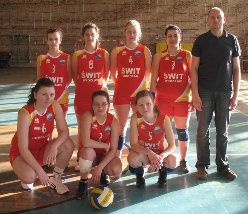 Stoją od lewej: Paulina Niemczyk, Anna Żmuda Trzebiatowska, Marzena Muszyńska, Sandra Dubielecka, Tomasz Bordulak kierownik sekcji siatkówki.