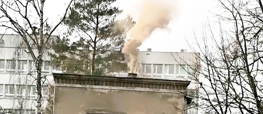 zanieczyszczenia efekt spalania w przestarzałych domowych kuchniach i piecach węgla, a często nieodpowiednich materiałów: papieru, gumy, skóry, plastiku.