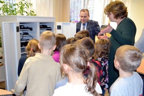 Doposażenie komputerowe SP nr 216 odbyło się z udziałem burmistrza Łukasza Jeziorskiego i naczelnika wydziału informatyki Urzędu Dzielnicy Piotra Kominka, a świadkami tego wydarzenia byli uczniowie