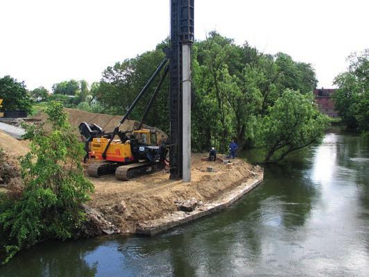 drewniane. W artykule przedstawiono i scharakteryzowano tylko niektóre interesujące aspekty wymienionych technologii, głównie w odniesieniu do konstrukcji hydrotechnicznych i morskich.