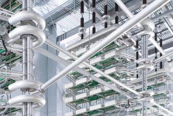 Fakty o ABB na świecie Zatrudnia około 135000 pracowników w ponad 100 krajach