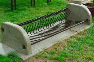 DANE TECHNICZNE: MATERIAŁY: MONTAŻ: - długość stojaka 220 cm. - wysokość 44 cm. - szerokość 75 cm. - waga 170 kg. - stal profil zamknięty 50x30x3 mm.
