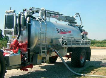 samochód lub kontenerowe przyczepy rolnicze wyposażone w ramię hydrauliczne.