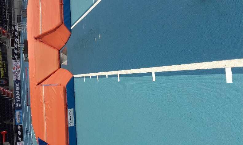 Zgodnie ze zmianami wprowadzonymi w przepisach IAAF na Kongresie w Pekinie w 2015 r. na zewnątrz rozbiegu powinny być ustawione znaczniki wskazujące odległość danego miejsca rozbiegu od tzw.