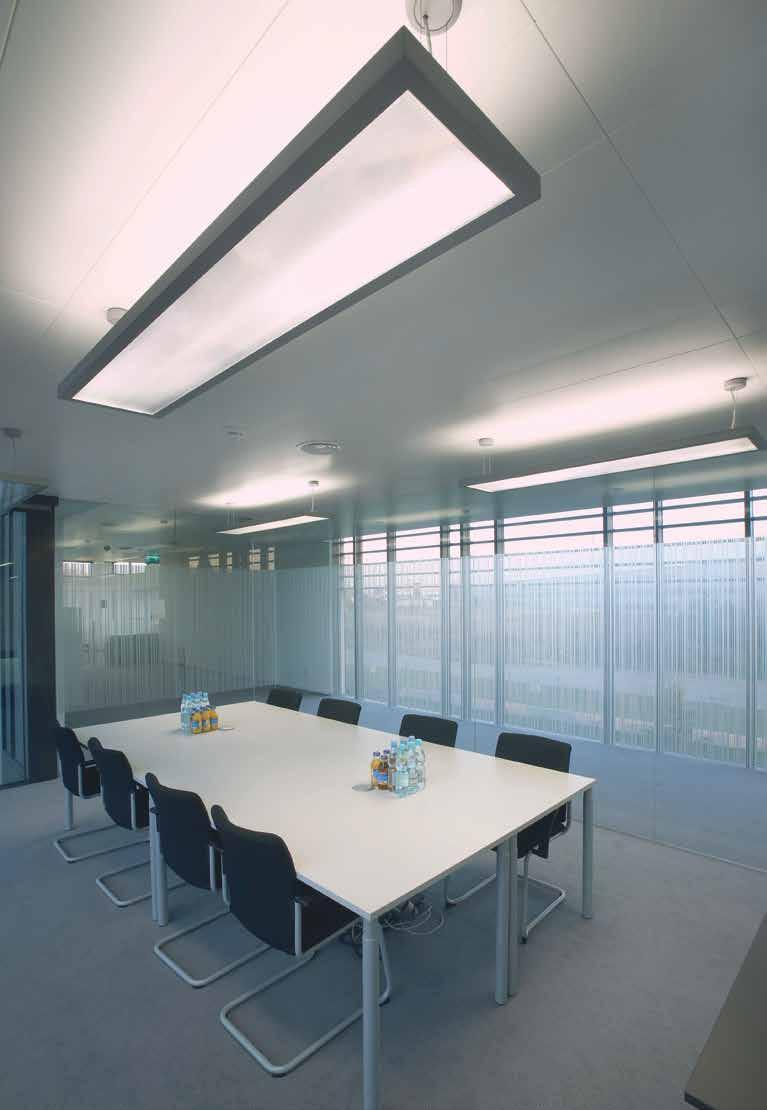 SYSTEM R-CLIP Panele prostokątne / planks :::: 18 OPIS System Materiał płyt System sufitów Armstrong R-Clip, rozwiązanie typu Clip-In z ukrytym rusztem, opcjonalna funkcja uchyłu Window, wysokość