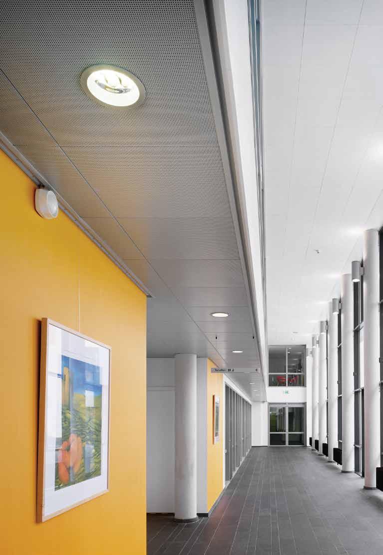 System Q-Clip Płyty kwadratowe :::: 11 OPIS System System sufitów Armstrong R-Clip, rozwiązanie typu Clip-In z ukrytym rusztem, opcjonalna funkcja uchyłu Window, wysokość systemu min. 100mm.