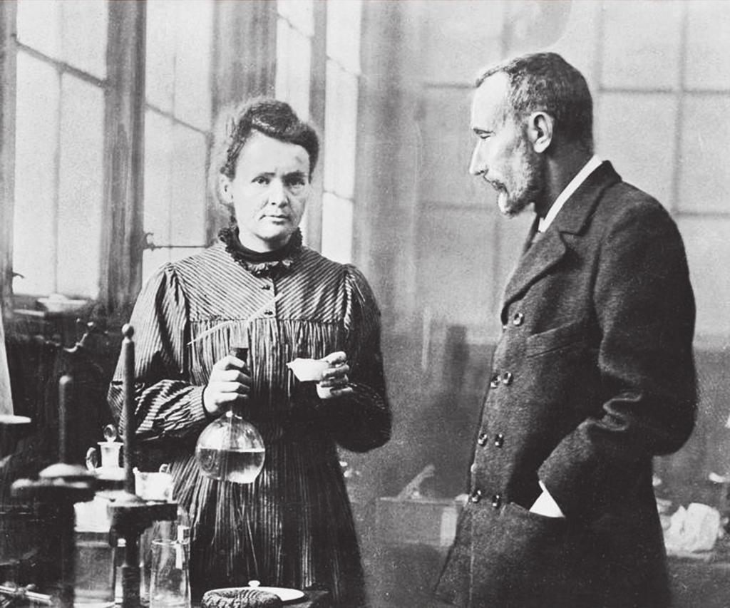 164 Maria Skłodowska-Curie i Piotr Curie w ich pierwszym wspólnym laboratorium Lippmanna, którą obroniła w 1897 roku. O tym okresie jej życia tak pisze prof.
