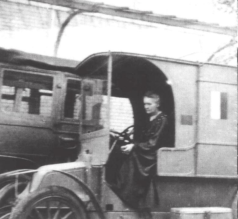 167 Ruchome punkty rentgenowskie Curie podczas I wojny światowej Maria Skłodowska-Curie z córką Ireną w historii tej zasłużonej, choć niewchodzącej w skład Instytutu Francji, instytucji naukowej.