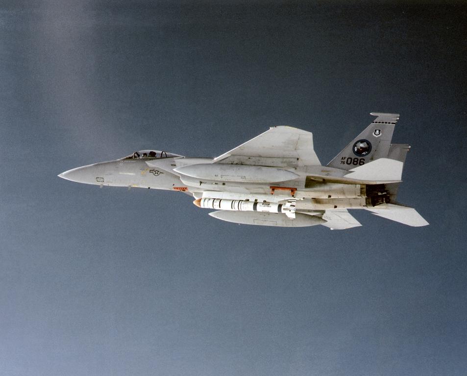Głównym uzbrojeniem amerykańskiego systemu antysatelitarnego w czasach Zimnej Wojny były rakiety ASM-135, w które wyposażono samoloty F-15. Fot.