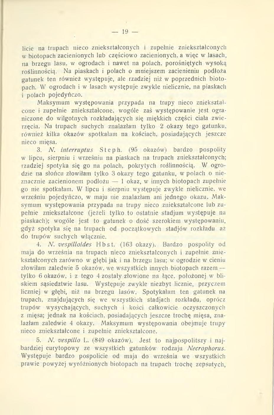 licie na trupach nieco zniekształconych i zupełnie zniekształconych w biotopach zacienionych lub częściowo zacienionych, a więc w lasach, na brzegu lasu, w ogrodach i nawet na polach, porośniętych