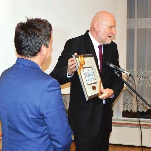 Uchwała nr 50/2017 Na podstawie 48 ust. 2 Statutu PZW, Zarząd Okręgu akceptuje uchwałę nr 12/2017 Prezydium z 27.11.2017r. w sprawie wysokości diet w m-cu grudniu 2017r.