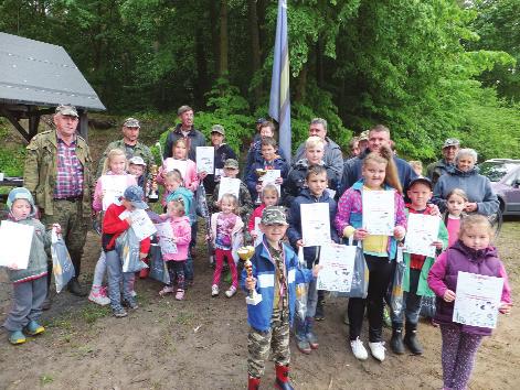 Wsparli nas koledzy z Koła Elana Kontakt: Kostuch Sławomir i Kuźbicki Mirosław oraz prezes Koła przy SM Rubinkowo Kozioł Mirosław. Wszystkim uczestnikom sprzątania serdecznie dziękuję.