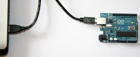 Kabel połączeniowy USB pełni wiele ról: Dostarcza zasilanie do