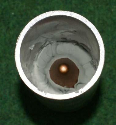 Najpierw obudowę ładunku kumulacyjnego z umieszczoną w nim wkładką napełniono plasteliną (rys. 9). Plastelina miała gęstość porównywalną z gęstością plastycznego materiału wybuchowego.