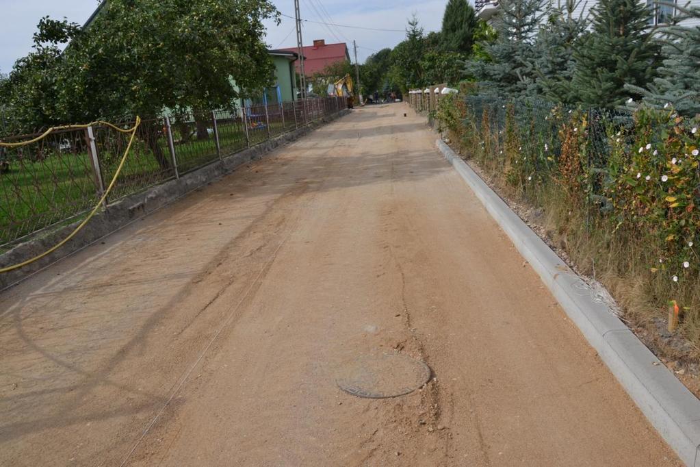 W ramach inwestycji wykonano: nawierzchnię pasa pieszo-jezdnego z kostki brukowej betonowej 176 m, kanalizację sanitarną