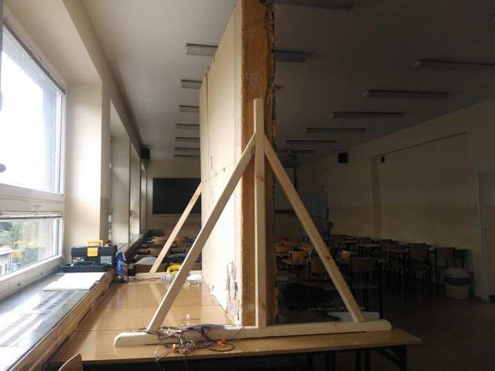 Badanie przegrody zawierającej materiał fazowo zmienny w warunkach in situ 597 (mierzone przy użyciu ciepłomierzy) oraz temperatura powierzchni poszczególnych warstw przegrody i powietrza wewnątrz