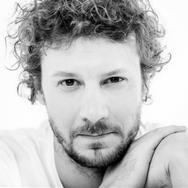 Wojciech SOLARZ aktor teatralny, filmowy i kabaretowy, reżyser filmów niezależnych Absolwent Akademii Teatralnej w Warszawie oraz Kursu fabularnego w Mistrzowskiej Szkole Reżyserii Filmowej Andrzeja