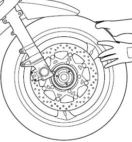 Użyj dźwigu, aby podnieść przód motocykla; zastosuj specjalny stojak bądź podstawkę innego typu, tak, aby przednie koło nie stykało się z podłożem.