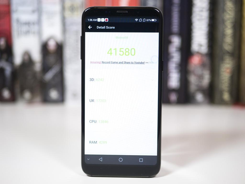 Podczas pierwszego uruchomienia nie ma opcji zalogowania się do konta Google, które dodane jest jakby po namyśle. Nie ma też kompletu aplikacji domyślnie nie jest zainstalowany choćby YouTube.