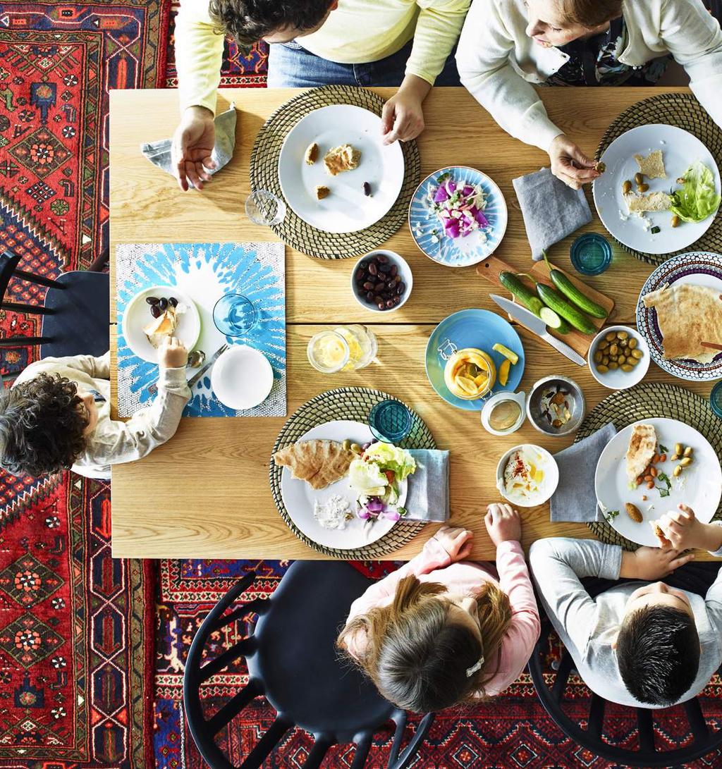 PH125820 MATERIAŁY PRASOWE IKEA / SIERPIEŃ 2015 / 2-3 Życie w kuchni i wokół niej Kuchnia w naturalny sposób przyciąga ludzi. Nic dziwnego, że nazywamy ją sercem domu.